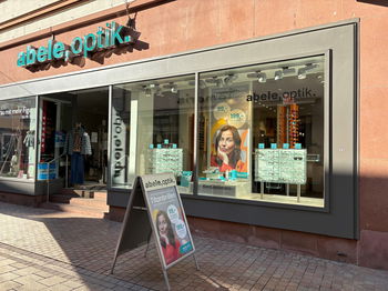 Das Bild zeigt die Abele Optik Filiale in Neustadt an der Weinstraße von außen.